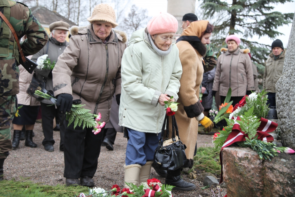 Ziedi un skaudras atmiņas 25.martā ir daudzu cilvēku vienotājas. Gulbenes dzelzceļa stacijā pie piemiņas akmens tie gūla gan to cilvēku piemiņai, kas palika Sibīrijas plašumos, liekot pagalvī sapni par mājām, gan to, kas atgriezās, bet vairs nav starp mums. 
Autors: Gatis Bogdanovs   