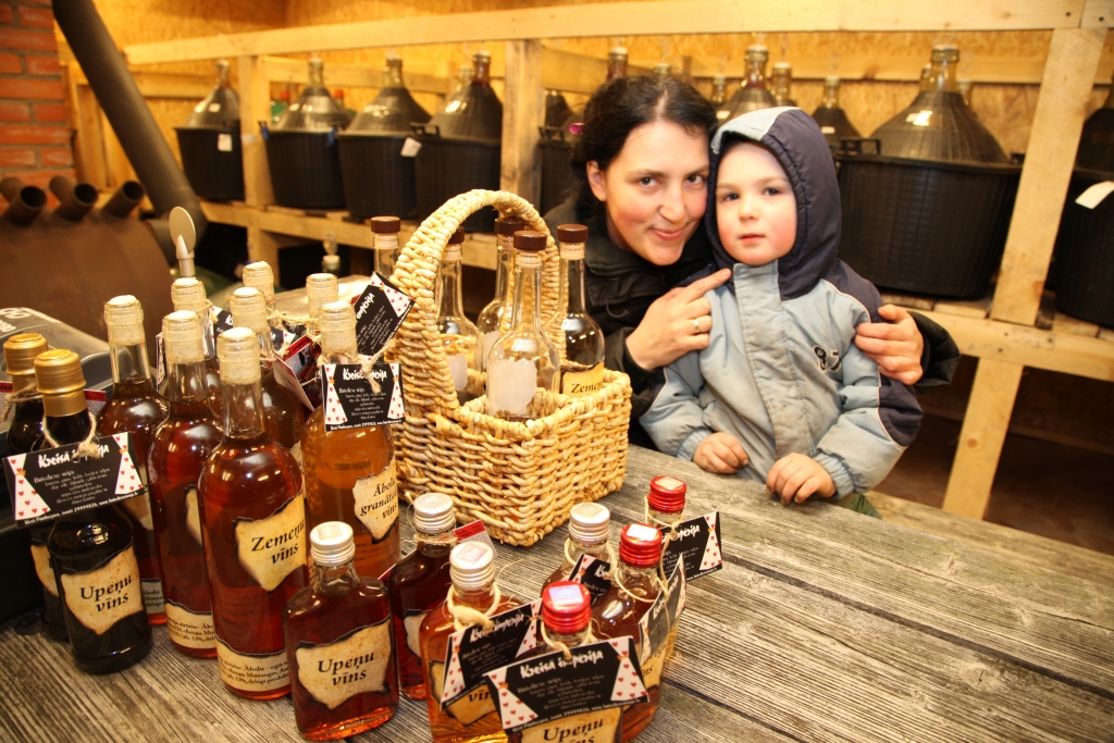 SIA „Brīvais Mustangs” īpašnieka Klāva Rubīna dzīvesbiedre Sanita un trīs gadus vecais dēlēns Renārs, kurš arī aktīvi iesaistās ražošanas procesā, īpaši etiķešu līmēšanā. 
Autors: Gatis Bogdanovs