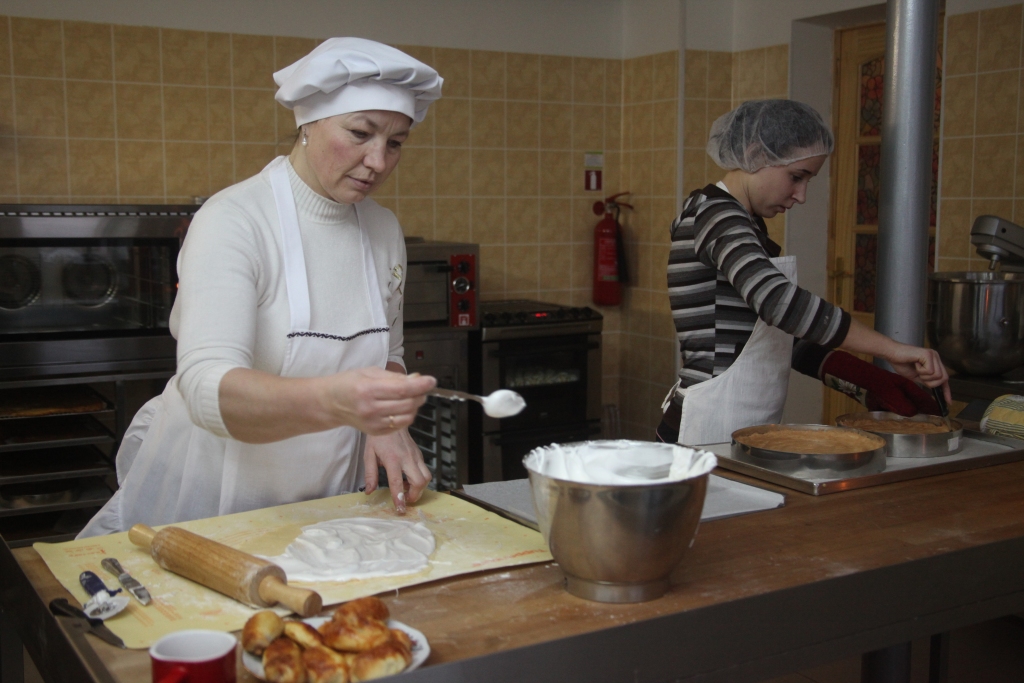 Kopā ar Inesi Veismani (no kreisās) SIA “Gardums” telpās varēs apgūt maizes un pīrāgu, kā arī kūku ar vārīto krēmu cepšanu.  
Autors: no arhīva