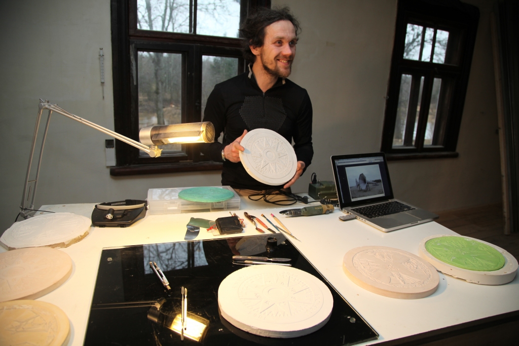 Jaunā monēta tika izgatavota tēlnieka Ivara Drulles senču mājās Druvienā, kur viņš saimnieko jau vairākus gadus.
Autors:  Gatis Bogdanovs