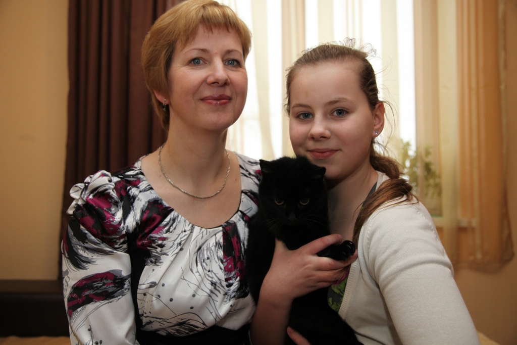 „Mana mamma ir ļoti mīļa un jautra. Ar viņu var izrunāties gan par nopietniem, gan arī par jautriem jautājumiem,” saka veterinārārstes Ingas Dambrovas meita Anna, kura mācās Lejasciema vidusskolas 6.klasē. Viņa tāpat kā 14 gadus vecā kaķene Bleikija bijušas mammas pacientes. 
Autors: Gatis Bogdanovs