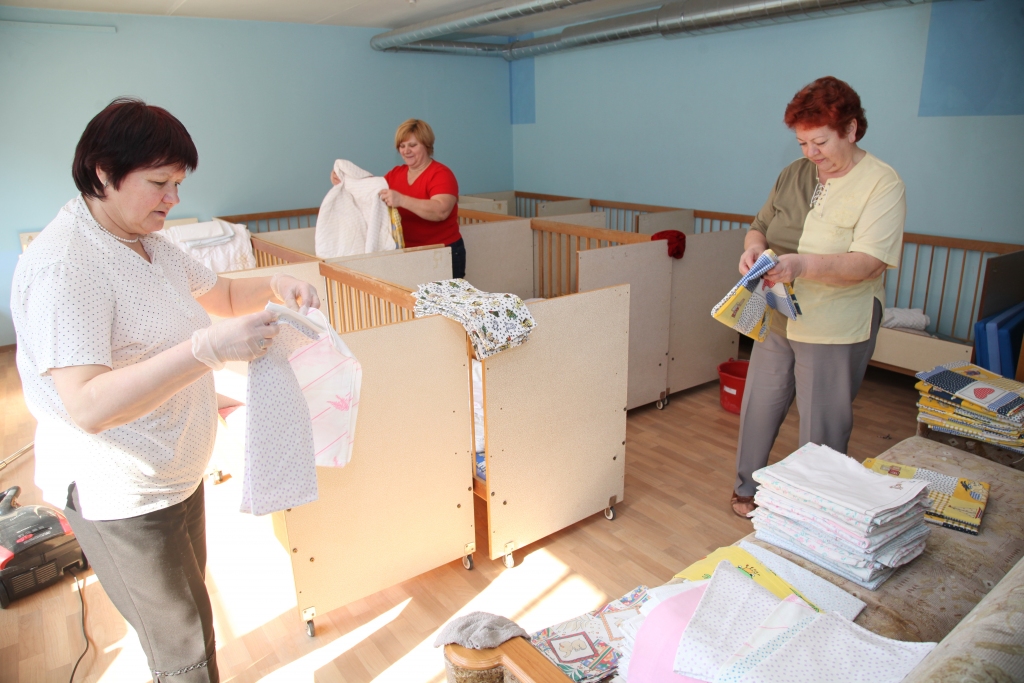 Bērnudārza “Auseklītis” darbinieces sakopj telpu pēc remonta, un ikdienas ritms bērnudārzā atkal būs tāds pats kā pirms remonta. Iekšdarbi beigušies par diviem mēnešiem agrāk, nekā bija plānots.  
Autors: Gatis Bogdanovs