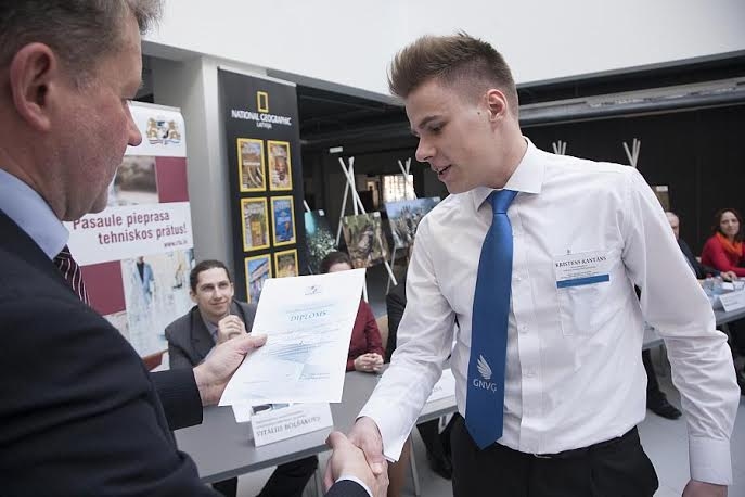 RTU mācību prorektors Uldis Sukovskis sveic Kristenu Kantānu.
Autors: no RTU arhīva