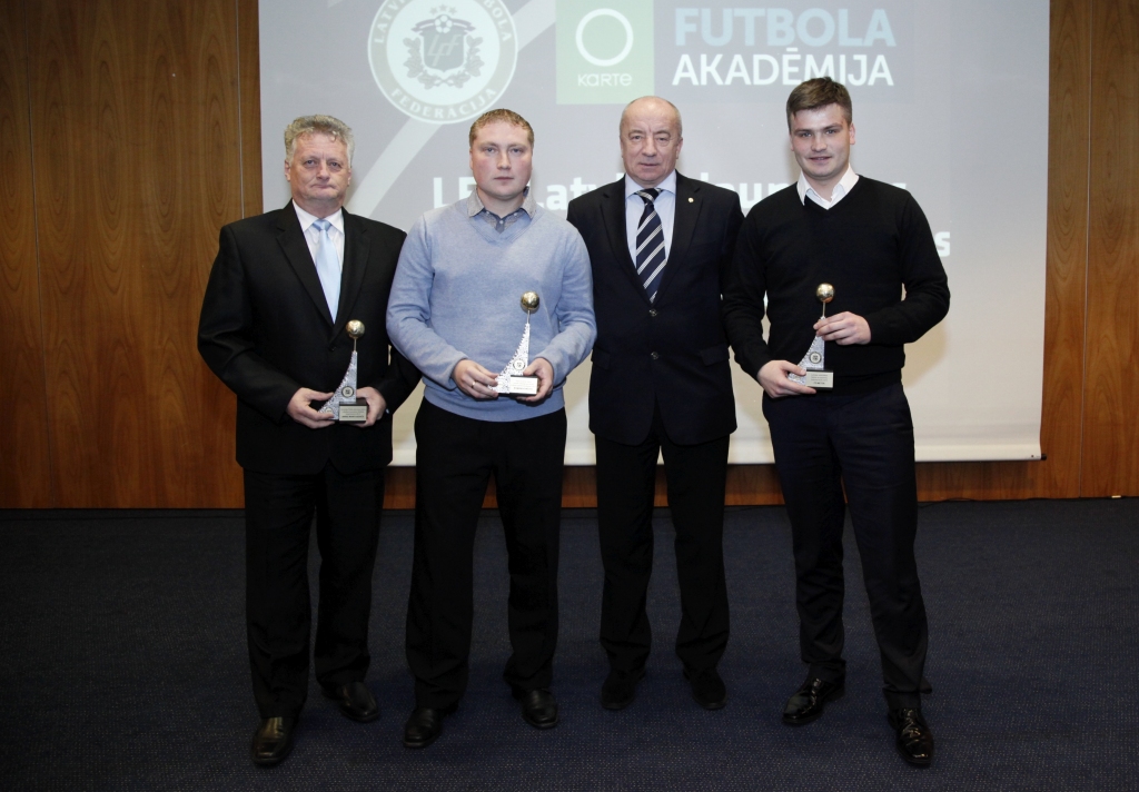 Labākie futbola darba organizatori Latvijā 2013.gadā, starp viņiem arī arī Arnis Martusevičs (no kreisās), saņemot Genādija Šitika piemiņas balvu kā labākais jaunatnes futbola organizators. 
Autors: no personiskā arhīva