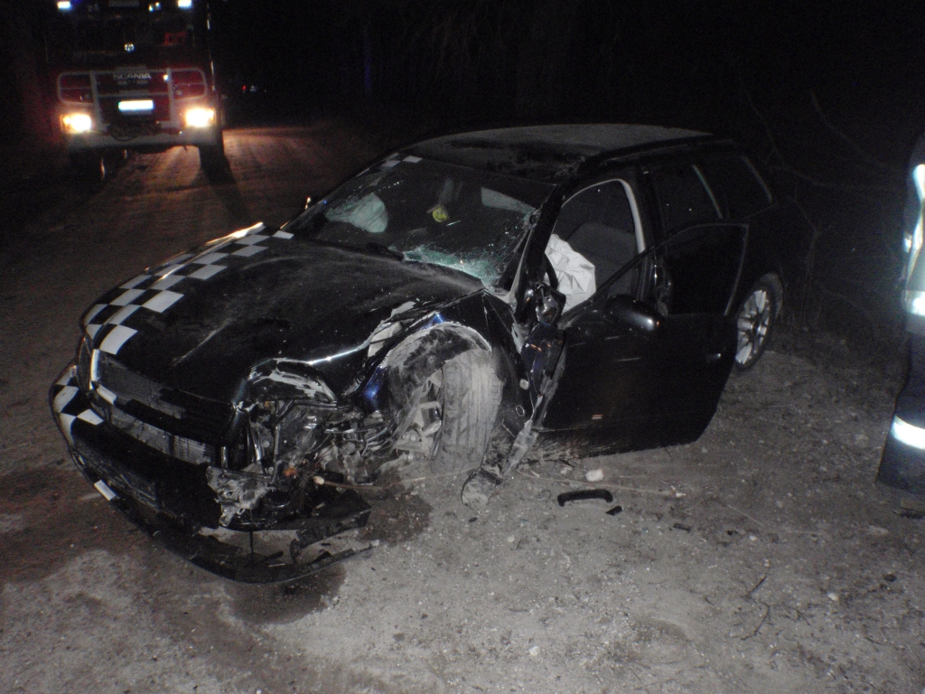Dzer un brauc. Šoreiz jauniešu izraisītajai avārijai Rankā nav traģiskas sekas. Kā norāda policijas pārstāve, jaunieši, kuri vēlu vakarā pirmdien ietriecās kokā, bija alkohola reibumā. Uz notikuma vietu devās policija, ugunsdzēsēji un mediķi. 
Autors: no policijas arhīva