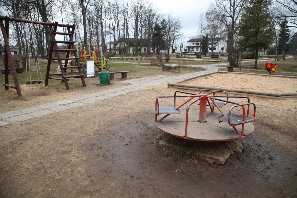 Kad pilnībā atkusīs zeme, kas šogad sasalusi ļoti dziļi, bērnu rotaļlaukumā Jaunatnes parkā nebūs arī dubļu. Zemākajās vietās tiks piebērta smilts un zeme.
Autors: Gatis Boigdanovs