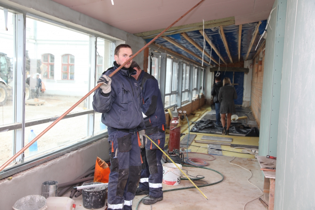 Šonedēļ “Dzirkstelei” bija iespēja doties uz starpbūvi, kas savienos divas skolas, un apskatīt, kā rit darbi iekštelpās. Termiņi kavēti netiekot. Viss norit, kā ieplānots.   
Autors: Gatis Bogdanovs