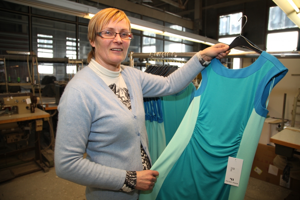 Jau 19 gadus uzņēmumā! Ilze Boldāne vada ražotni Gulbenē un ir milzīga sieviešu kolektīva priekšgalā. “Ja kādai ir problēmas mājās, to mēs pārējās uzreiz jūtam,” viņa saka. 
Autors: Gatis Bogdanovs