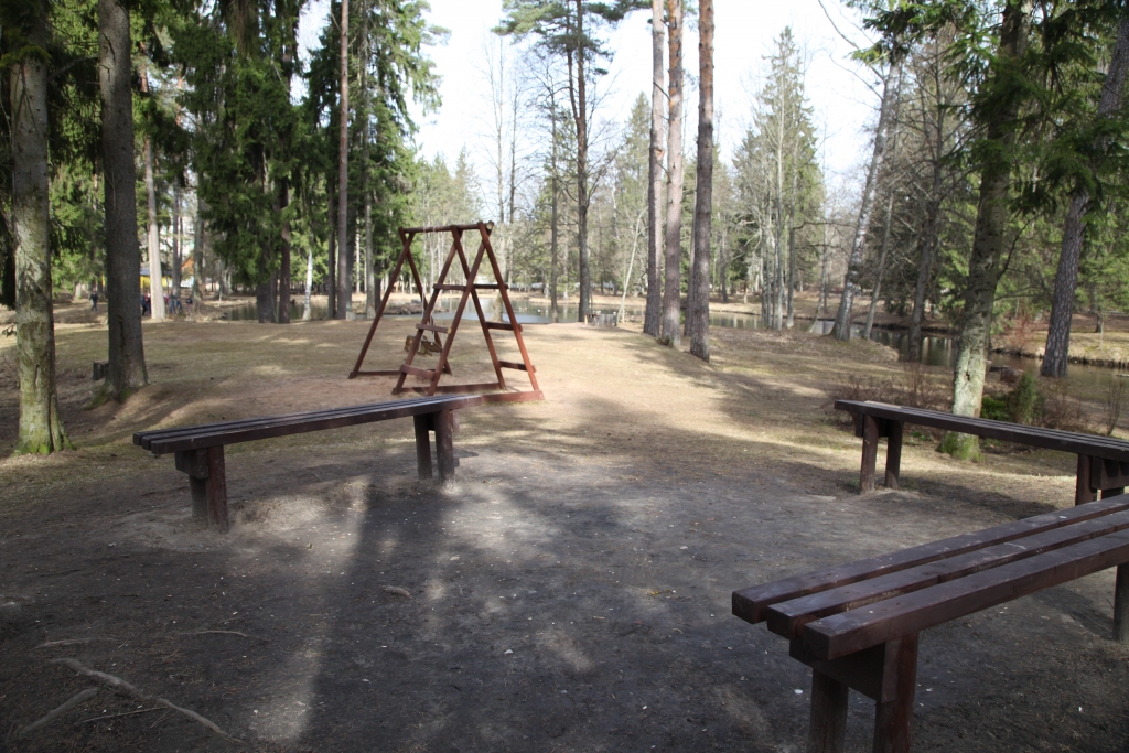Suņu saimnieki Spārītes parkā esot iemīļojuši saliņu, kur ir šūpoles un soliņi. Suņi tur ne tikai brīvi izskrienās, bet aiz sevis atstāj arī izkārnījumus, kurus suņu saimnieki, kā to novērojuši netālu dzīvojošie gulbenieši, nesavāc.
Autors: Gatis Bogdanovs