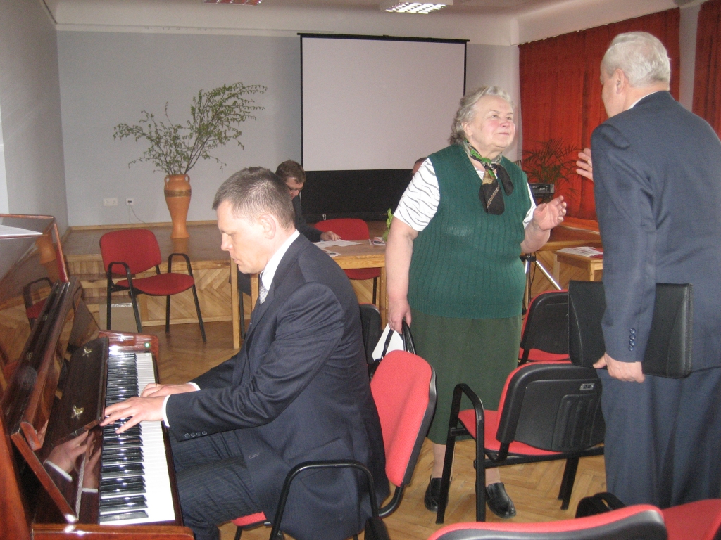 Prot spēlēt arī klavieres. Einars Repše Gulbenē pēc tikšanās ar iedzīvotājiem ļāvās impulsam un apsēdās pamuzicēt. Gulbeniete Dzidra Šneidere (centrā) bija viena no četriem tikšanās apmeklētājiem. Viņa publiski pauda atzinību politiķim, slavējot viņa spējas.
Autors: Diāna Odumiņa