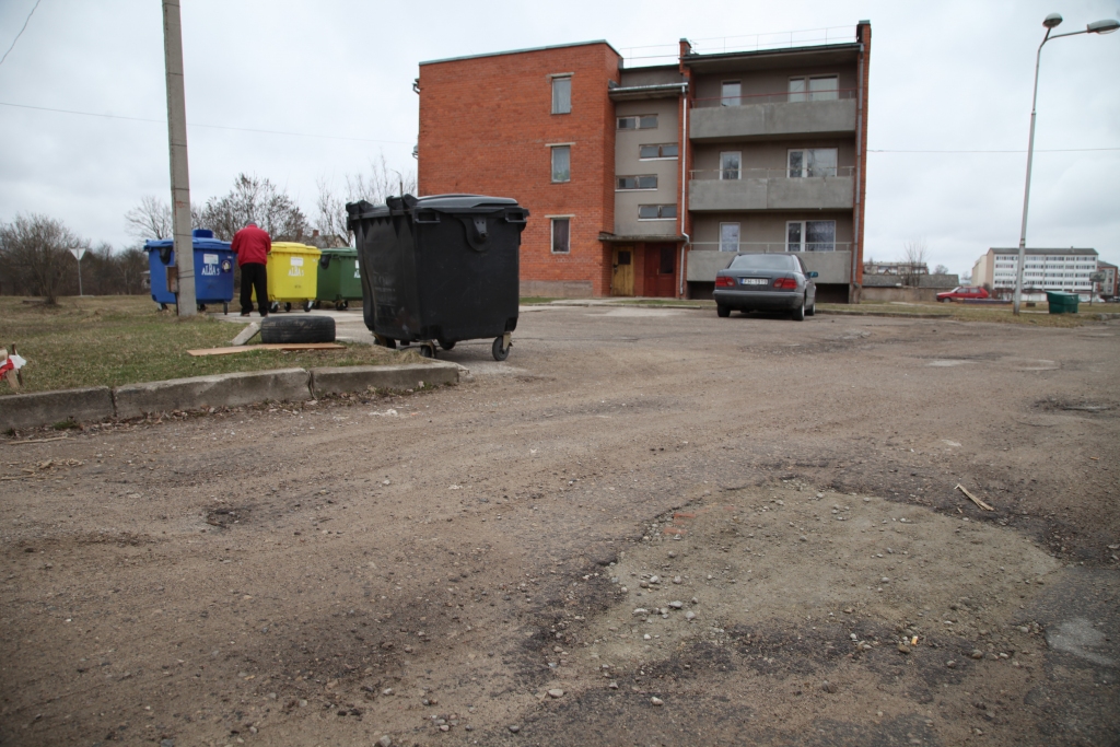 Kāds daudzdzīvokļu nama entuziasts bedrītes sācis lāpīt saviem spēkiem.  
Autors: Gatis Bogdanovs