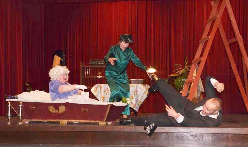 Skats no Jaungulbenes amatierteātra pirmizrādes 