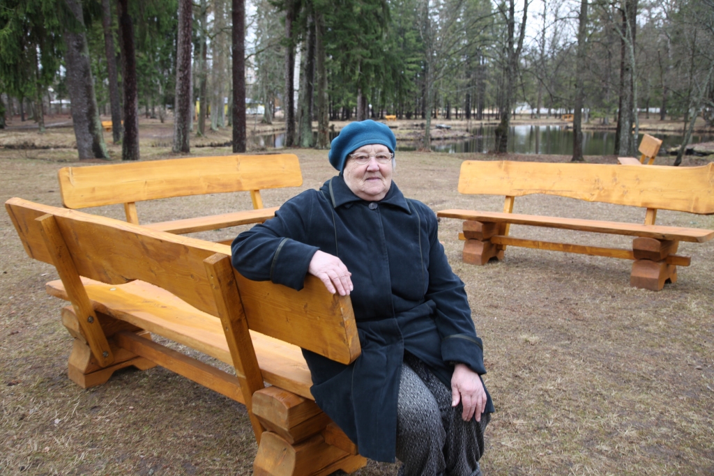 Gulbeniešus patīkami pārsteidzis, ka Spārītes parks ir kļuvis daudz sakārtotāks un skaistāks. Marija Romanova, kas labprāt pastaigājas pa parku, atzīst, ka jaunie soliņi ir ļoti glīti. Viņa cer, ka tie arī tiks saudzēti, lai gulbeniešiem ir, kur atnākt un atpūsties. 	
Autors: Gatis Bogdanovs