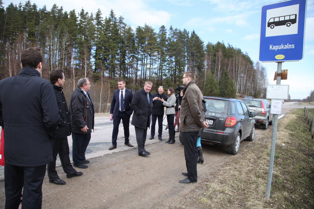 Vizītes laikā satiksmes ministrs Anrijs Matīss devās arī uz Gulbenes-Madonas šoseju, lai klātienē apskatītos un novērtētu tās stāvokli. 
Autors: Gatis Bogdanovs