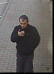 Vīrietis ir aptuveni 40-50 gadus vecs, mati uz pieres un sānos atkāpušies. 
Autors: no policijas arhīva