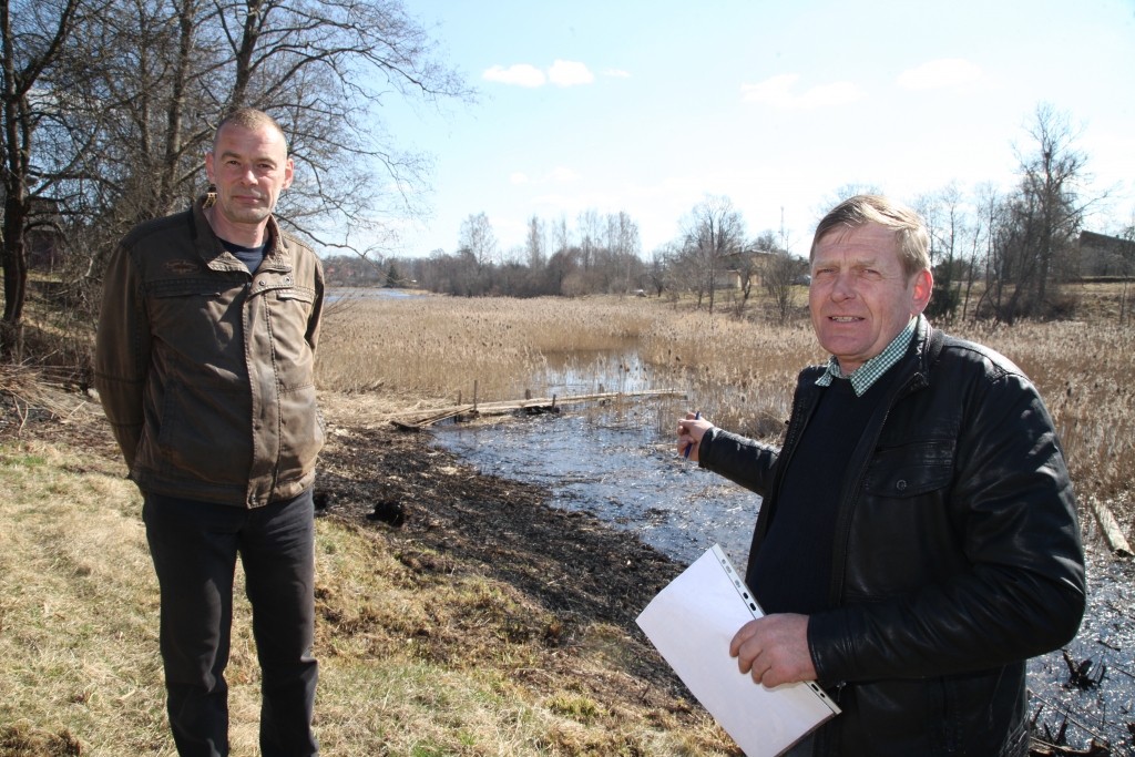 Gulbeniešus Imantu Sprudzānu (no labās) un Normundu Beču satrauc Dzirnavu dīķa liktenis. Viņi uzsver, ka ūdenskrātuve, kas atrodas pilsētā, pārvēršas par purvu. Pēdējos gados dīķis aizaug un tā dziļums samazinās. “Paskatieties, ja šeit sakoptu, cik būtu skaisti! Te pat varētu ierīkot peldvietu, kāpēc gan ne? Mēs esam gatavi palīdzēt pašvaldībai, cik vien mums būs iespējams,” saka I.Sprudzāns.
Autors: Gatis Bogdanovs