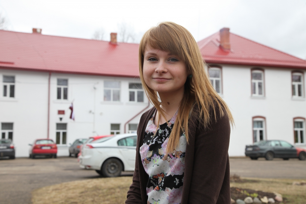 Katrīna Blūma piedalās konkursos, jo uzskata, ka tā ir iespēja iepazīt jauniešus no citām skolām, apmeklēt kādu interesantu vietu, tikties ar zināmiem un ievērojamiem cilvēkiem.	
Autors: Gatis Bogdanovs