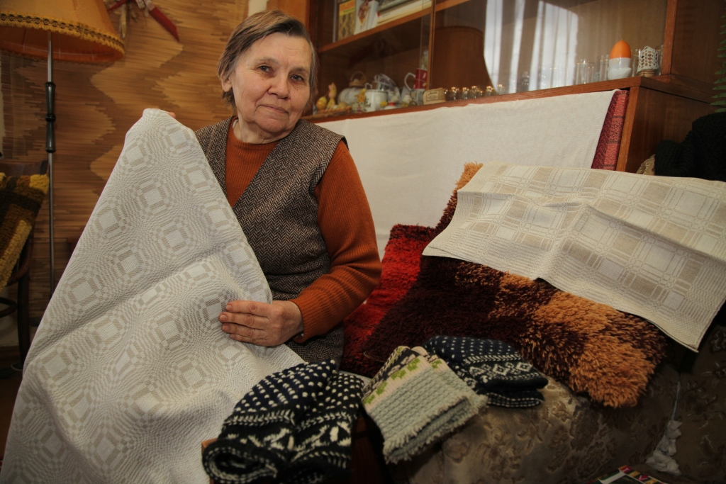 Tautas daiļamata meistare Ilga Gaugere, kura Lizuma pagastā dzīvo jau 12 gadus, joprojām atceras, kā viņas vecmāmiņa darinājusi rokdarbus, sēdēdama pie petrolejas lampas. Tieši no viņas Ilga pārmantojusi mīlestību uz rokdarbiem, pacietīgi aužot, adot un tamborējot. 
Autors: Gatis Bogdanovs