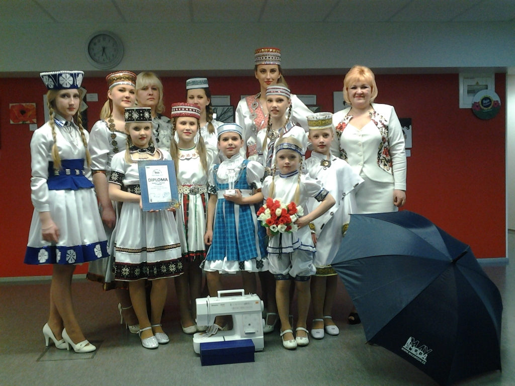 Gandarījums par kopīgo darbu. Gulbenes bērnu tērpu teātris “Varavīksne”, 5.un 6.aprīlī piedaloties festivālā Tallinā, guva panākumus un iedvesmu turpmākajam darbam. Gulbenieši ieguva festivāla speciālo balvu – šujmašīnu, kā arī vairākas citas žūrijas komisijas locekļu simpātiju balvas.
Autors: no personiskā arhīva