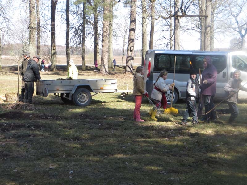 Talcinieki kopa teritoriju ap skolu, darbojās parkā, vāca atkritumus arī gar ceļmalām.
Autors: no Litenes pagasta pārvaldes arhīva