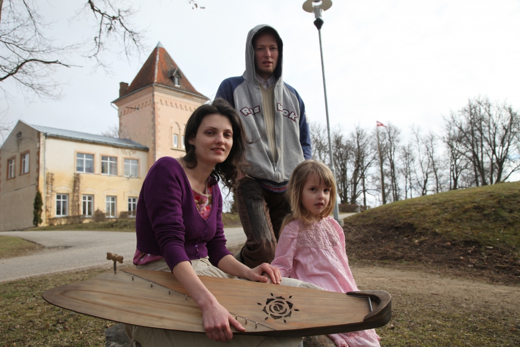 Lieldienās, esot visiem kopā, var jauki pavadīt laiku ne tikai kaujoties ar olām un šūpojoties, bet arī kopīgi muzicējot. Mazā Alise Lieldienās visiem novēl būt priecīgiem, Linda visiem vēl saticību, veselību un sapratni. Savukārt Gundars aicina domāt un runāt pozitīvi, jo domas rada realitāti. 
Autors: Gatis Bogdanovs