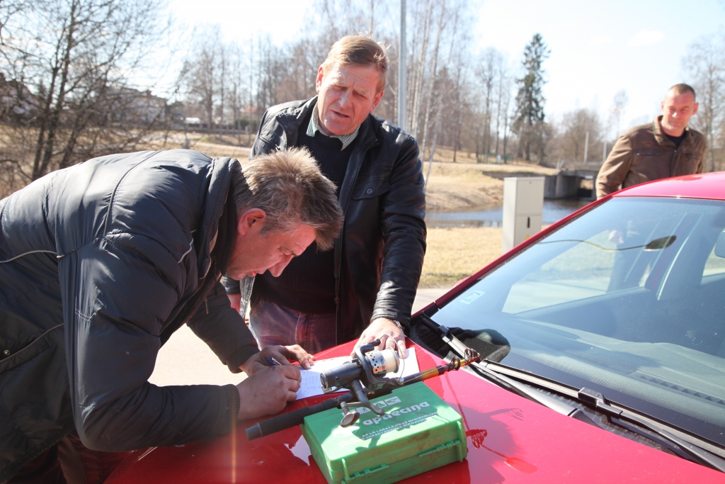 Apsveicama sabiedriskā aktivitāte! Gulbenieši, kuri dzīvo pie Dzirnavu dīķa, paši organizējuši parakstu vākšanu zem pašvaldībai adresēta aicinājuma beidzot saņemties un iztīrīt šo ūdenstilpi. Savākti vairāk nekā 100 paraksti. 
Autors: Gatis Bogdanovs