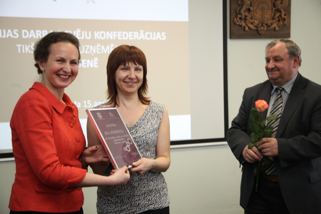 Atzinība no Latvijas Darba devēju konfederācijas! SIA “Dimdiņi” pārstāve Indra Lāma (centrā) priecājas par uzņēmuma godīgā darba novērtēšanu. Atzinības rakstu viņai pasniedz konfederācijas ģenerāldirektore Līga Meņģelsone. Sumina arī novada vadītājs Nikolajs Stepanovs.
Autors: Gatis Bogdanovs