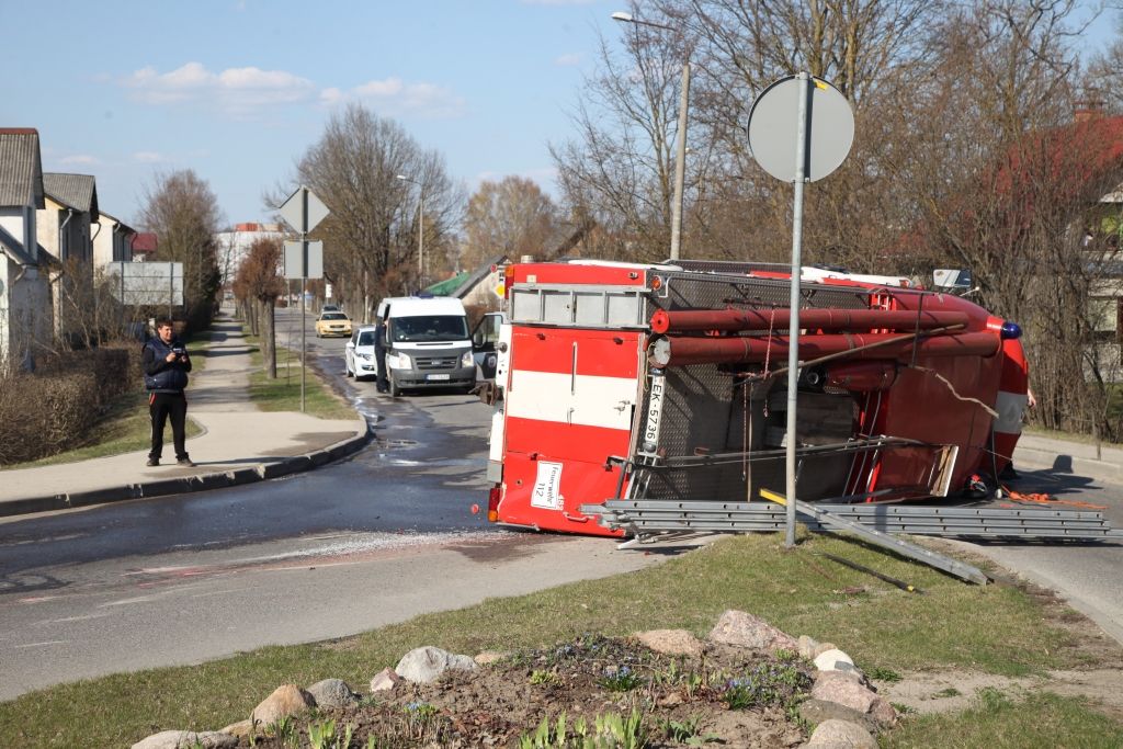 Steidzot uz ugunsgrēku, pilsētā, Rīgas un Brīvības ielas krustojumā, apgāzās ugunsdzēsēju auto.
Autors: Gatis Bogdanovs