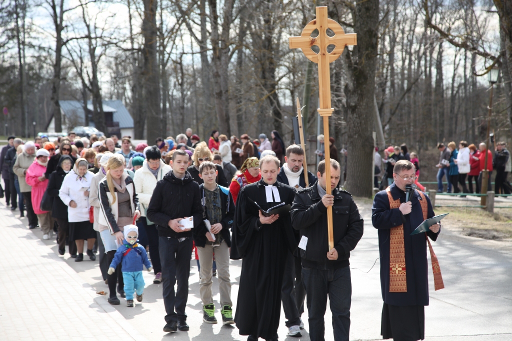 Krustaceļam Gulbenes ielās bija daudz aculiecinieku – garāmejošie vai braucošie. Pārsvarā bija jūtama pozitīva attieksme. Savukārt gājiena dalībnieki, kuri šo ceļu pavadīja klusās iekšējās pārdomās, aizlūdza ne tikai par sevi un piederīgajiem, bet par visiem novada un Latvijas iedzīvotājiem un par mūsu kopējām mājām – Latvijas valsti.  
Autors: Gatis Bogdanovs