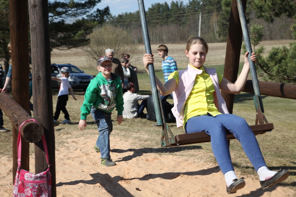 Lejasciema jaunā paaudze ir pārliecināta, ka pēc kārtīgas izšūpošanās vasarā noteikti odi nekodīs.
Autors: Gatis Bogdanovs