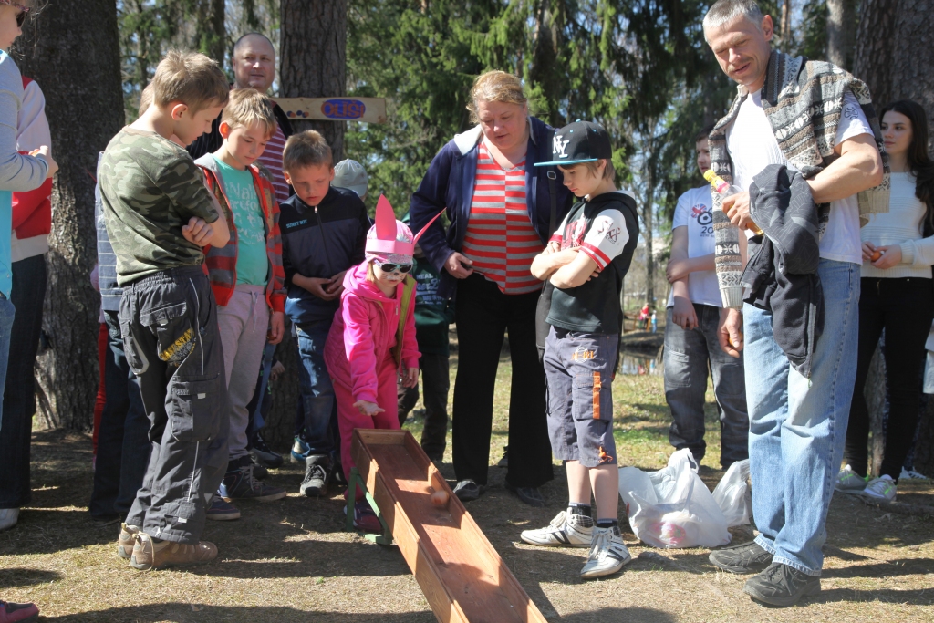 Olu ripināšana vislielāko prieku sagādāja bērniem, jo tā bija iespējams tikt pie skaistām olām. Mazākajiem palīdzēja ne tikai lielie Zaķi, bet arī vecāki un citi tuvinieki. 	
Autors: Gatis Bogdanovs
