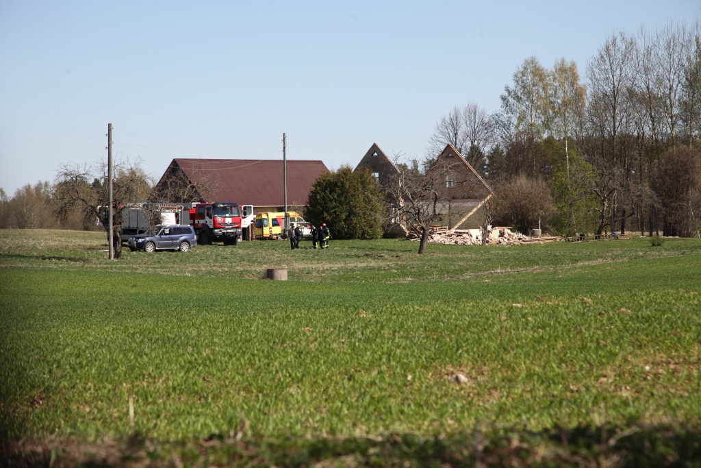 Vakar glābēji saņēma izsaukumu uz Stāmerienas pagastu, kur mājai nobruka siena. 
Autors: Gatis Bogdanovs