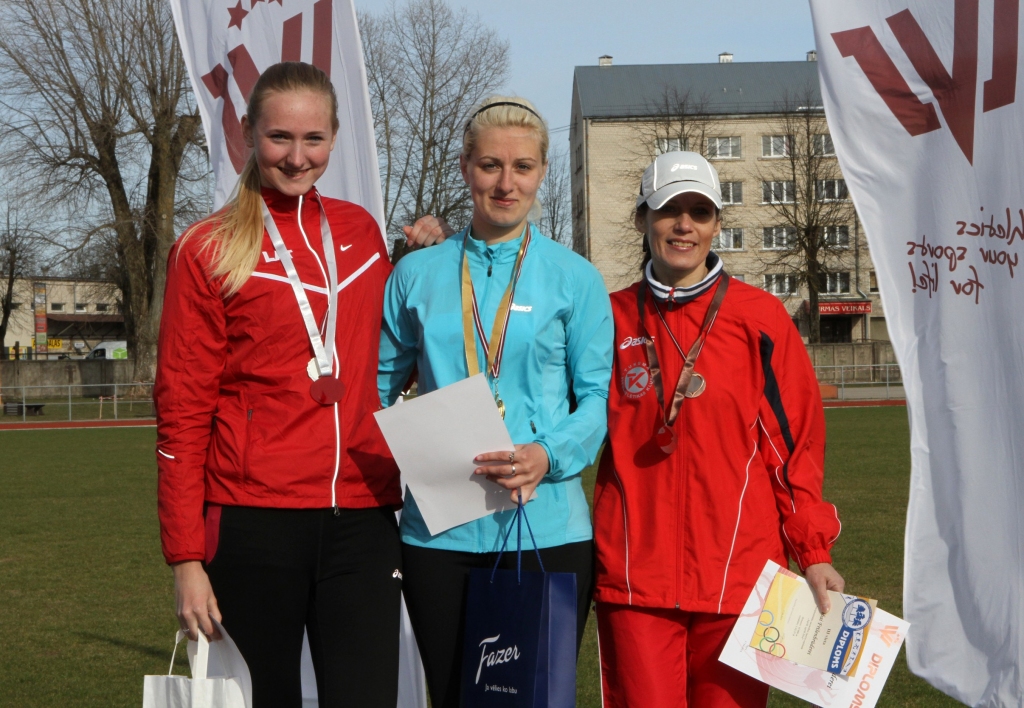 Ilma Melne (vidū) 10 000 metru distancē uzrādīja labāko rezultātu, izcīnot uzvaru un Latvijas čempiones titulu.
Autors: Ritvars Raits