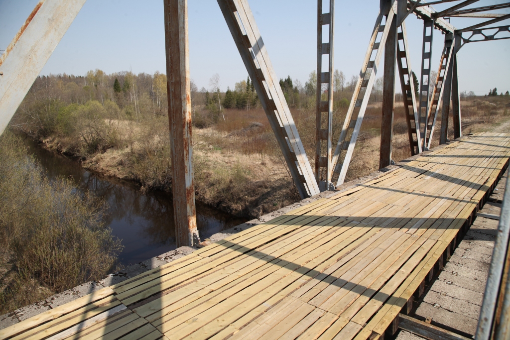 Tiltam jau ir uzlikts dēļu klājums un pa to var pārvietoties. 		  
Autors: Gatis Bogdanovs