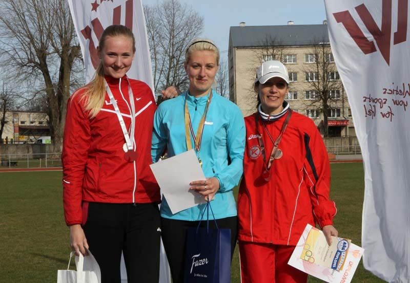 Ilma Melne (vidū) 10 000 metru distancē uzrādīja labāko rezultātu, izcīnot uzvaru un Latvijas čempiones titulu.
Autors: Ritvars Raits