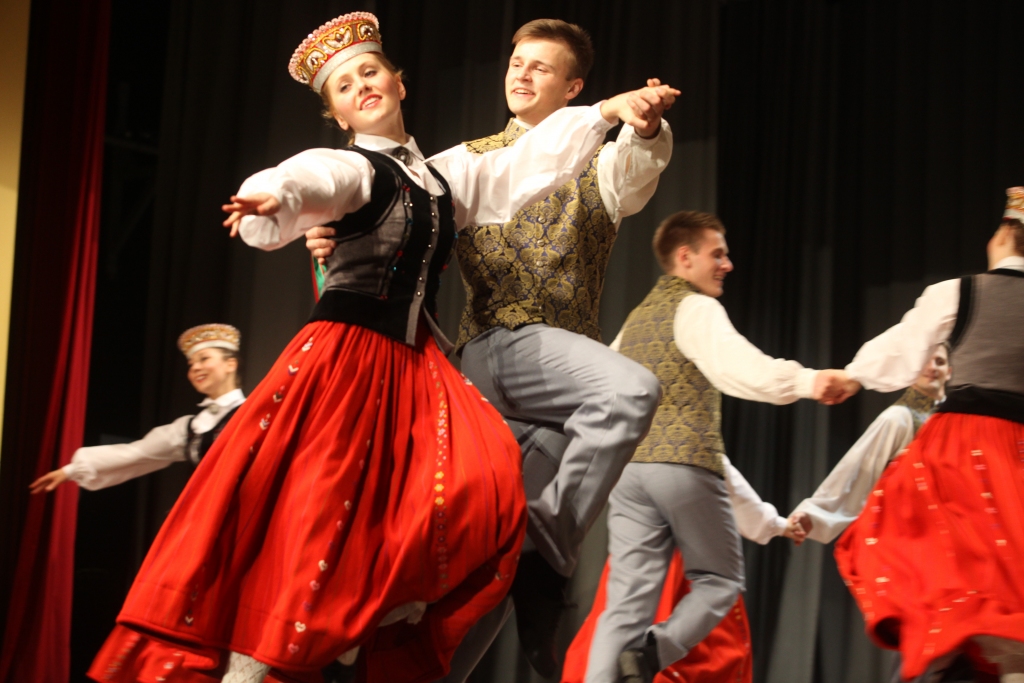 Deju kopu „Rūsiņš” dalībniekus raksturo azartiskums, drastiskums, teatrālisms un prieks, ko sagādā deja. To viņi apliecinās arī savā jubilejas koncertā. 	
Autors: no “Dzirksteles” arhīva