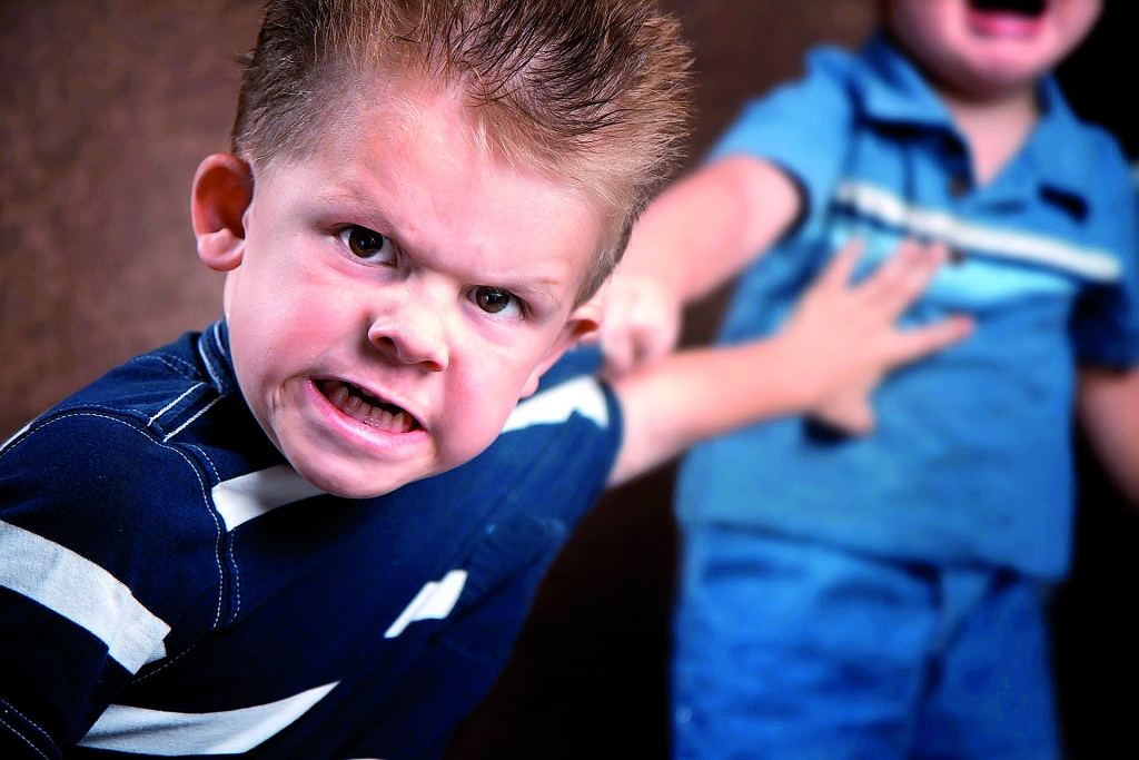 Apvaldīt agresīvu uzvedību bērns mācās tāpat kā pārējās sociālās prasmes. Tomēr vecāki nereti piever acis, cerot, ka dusmu lēkmes, speršana, košana, grūšana, kniebšana un lamāšanās pāries pati no sevis. 
Autors: 1.ytimg.com