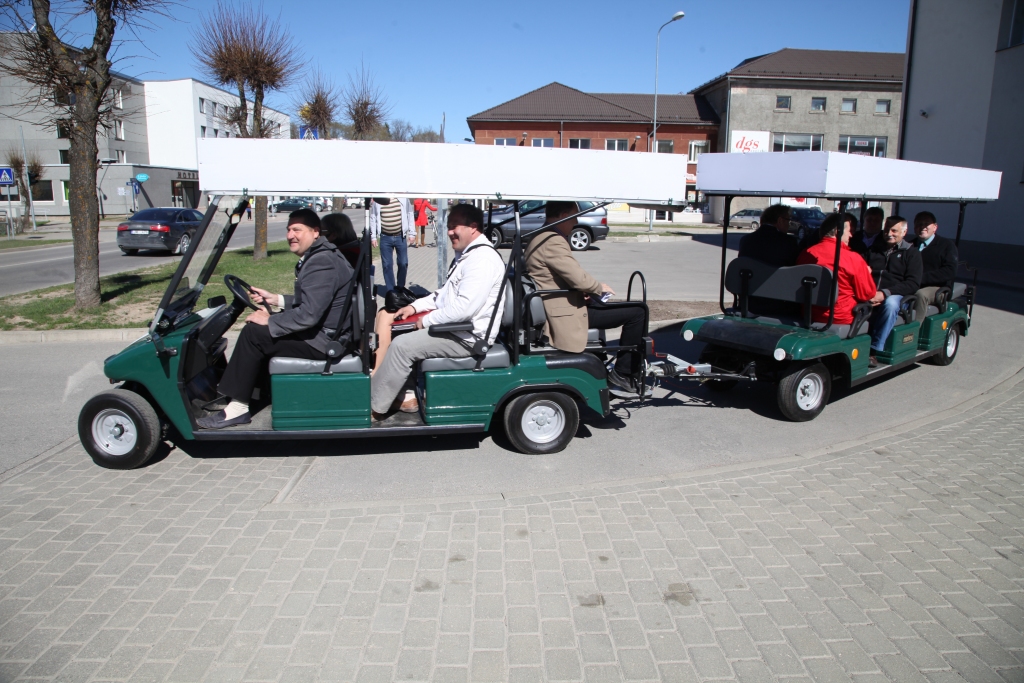 Elektrovilcieniņš - lietošanai derīgs! Par to vakar pārliecinājās novada domes deputāti, kuri šajā transportlīdzeklī devās ekskursijā pa Gulbenes ielām. Pie vadības stūres bija pats pilsētas galva Jānis Naglis. 
Autors: Gatis Bogdanovs