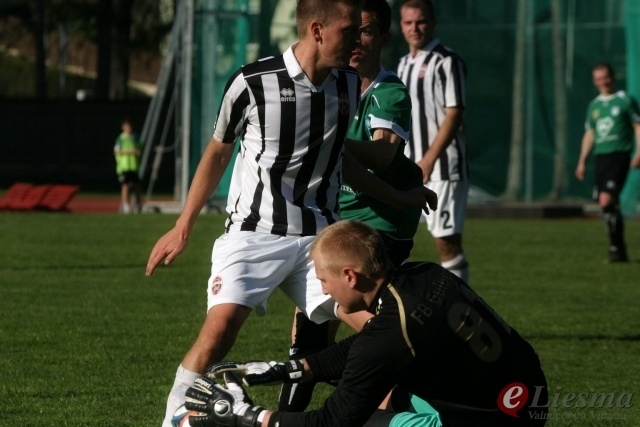  Valmieras - Gulbenes futbola komandu spēles moments.
Autors: no personiskā arhīva