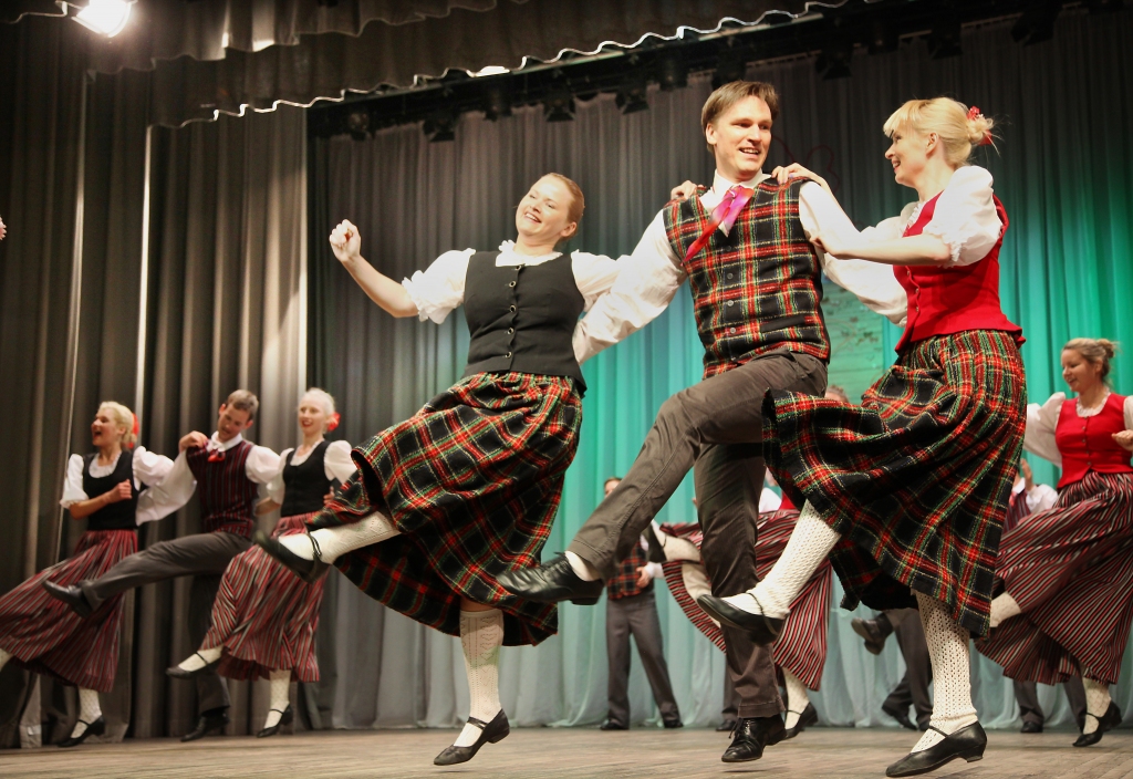 „Ar dejotprieku pa „Rūsiņa” ceļu”, kas pagājušajā sestdienā notika Gulbenes kultūras centrā, piedalījās arī tie jaunieši, kuri savulaik arī dejoja šajā kolektīvā, bet šobrīd izdejo dažādus citus savas dzīves ceļus. Starp viņiem bija arī Inga Bakāne (no kreisās), kura uz koncertu bija ieradusies no Briseles, Andris Gals un Iveta Ivanova no Rīgas. Viņi iekļāvās vairākās „Zelta Rūsiņa” dejās, ko savulaik bija dejojuši arī paši. 
Autors: Gatis Bogdanovs