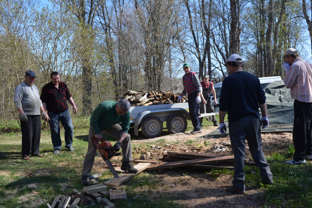 Lizumnieši aktīvi rosījušies, sakopjot Apsīšu Jēkaba dzimto māju apkārtni.  
Autors: no personiskā arhīva