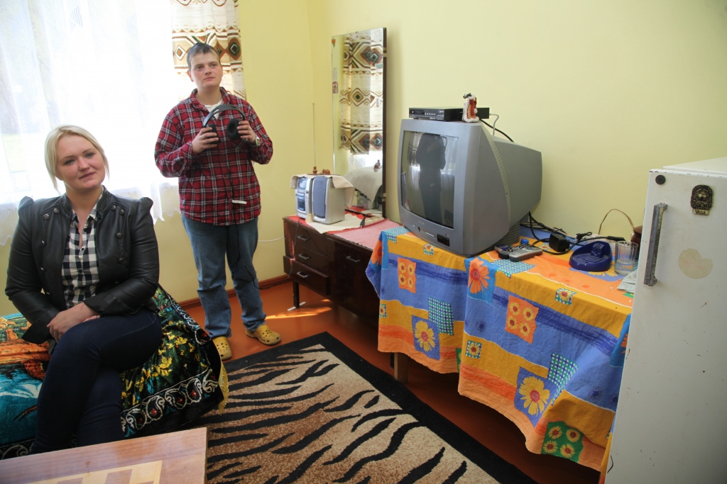 Sociālās mājas “Blomīte” iedzīvotāja Kitija Kazaine (no labās) ar jauno mājvielu ir ļoti apmierināta. Ja dažkārt rodas kaut kādas problēmas vai vajadzības, ko pašai grūti atrisināt, talkā ar padomu nāk pārvaldniece Karīna Rakstiņa.	
Autors: Gatis Bogdanovs