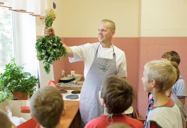 Rimi veselīgas ēšanas kustības Aikāgaršo šefpavārs Normunds Baranovskis kopā ar Gulbīša vidusskolas 4.klases skolēniem apgūst selerijas labās īpašības.
Autors: no Aikāgaršo arhīva