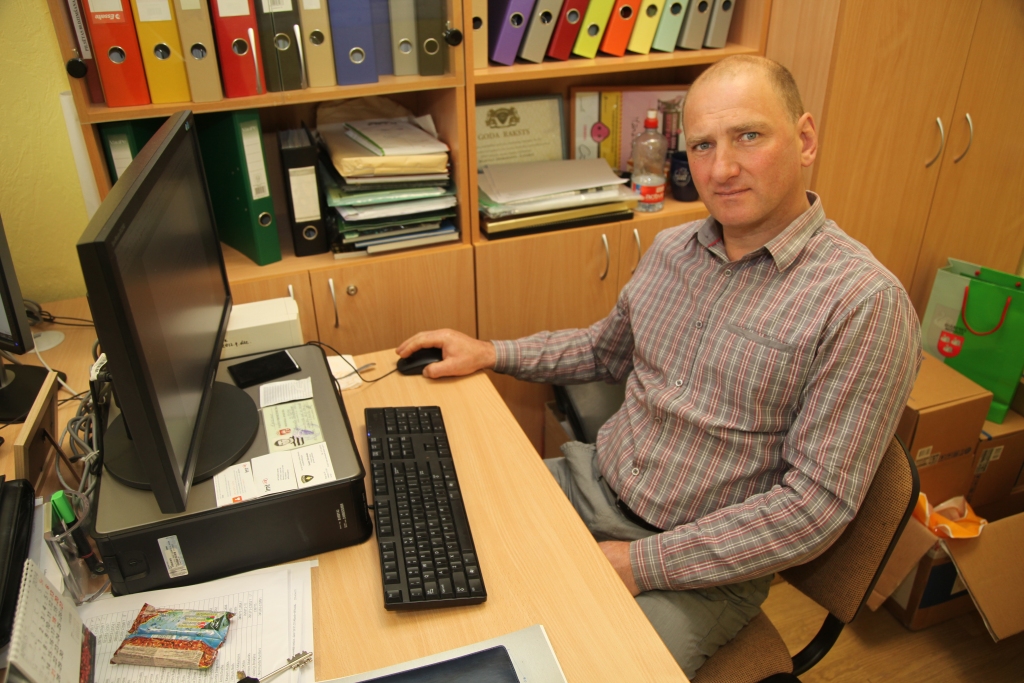 Vecākais inspektors Imants Kublačovs vēl kārto dokumentus, gaida jauno auto, telpu sakārtošanu un trīs inspektoru apmācību, lai jaunizveidotā iestāde varētu strādāt ar pilnu atdevi.  
Autors: Gatis Bogdanovs