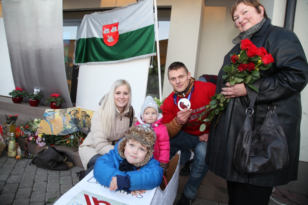 Daumants ar ģimeni viņa sumināšanas dienā Gulbenē šā gada 25.februārī.
Autors: Gatis Bogdanovs
