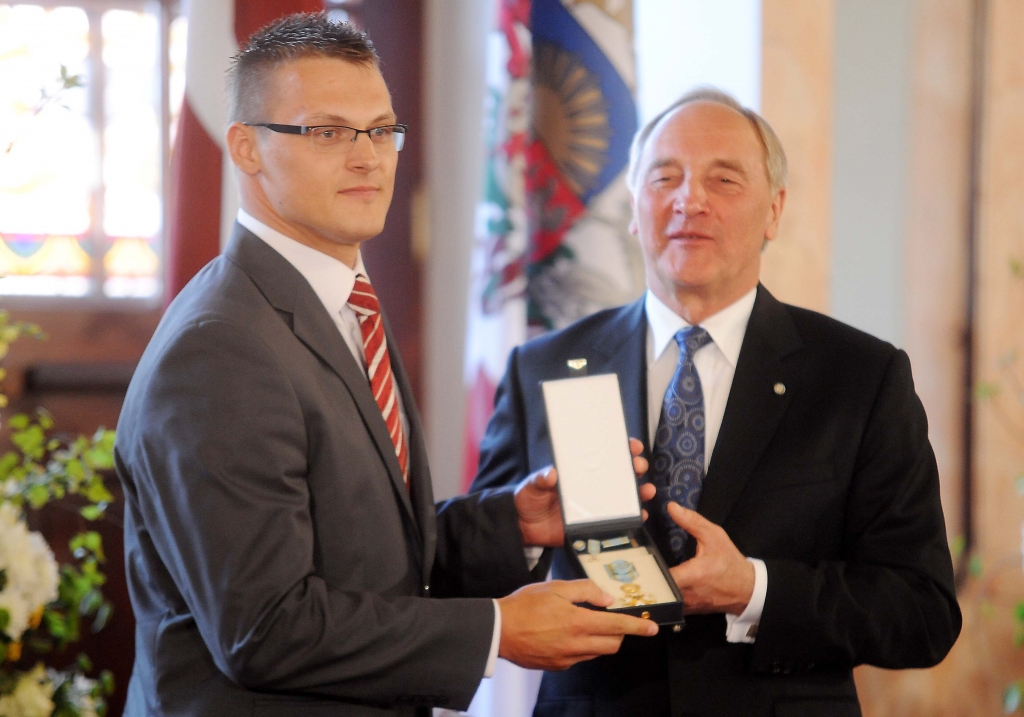 Valsts prezidents Andris Bērziņš Daumantam Dreiškenam par izciliem sasniegumiem sportā un Latvijas vārda popularizēšanu pasaulē pasniedza Triju Zvaigžņu ordeni. 										        
Autors:  Edijs Pālens (“Leta”)