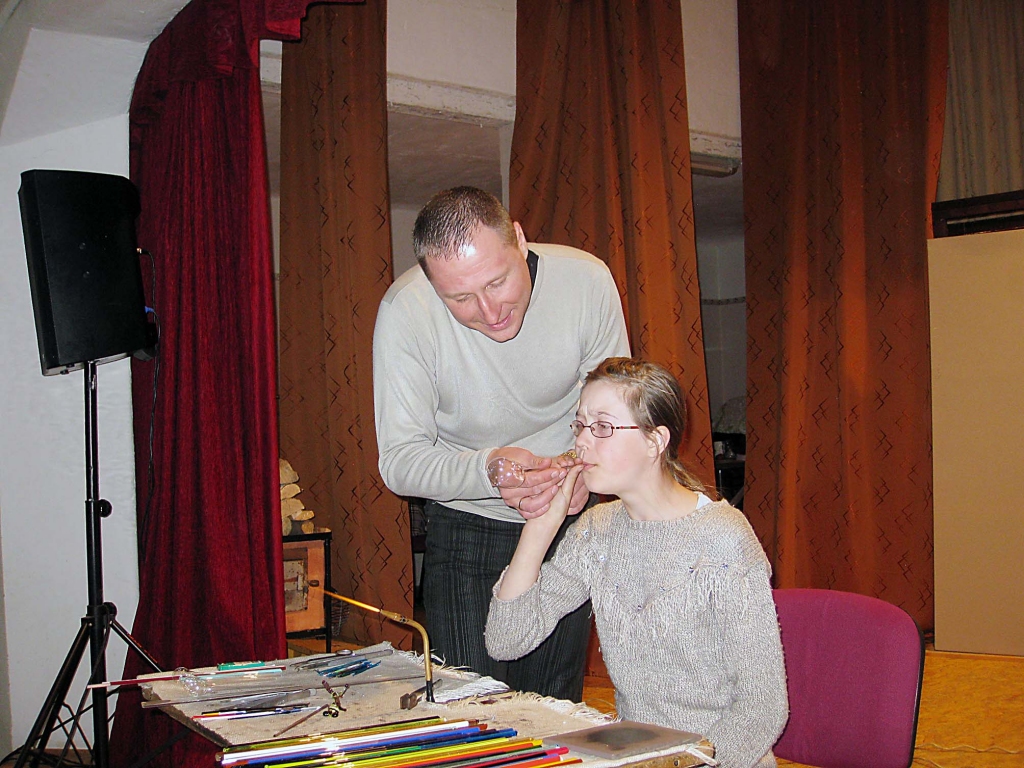 Vairākiem interesentiem, arī Litenes pamatskolas 5.klases skolniecei Anetei, bija iespēja izmēģināt savus spēkus stikla burbuļu uzpūšanā. Šajā procesā viņai palīdz stikla meistars Artūrs Virbulis.
Autors: Pārsla Konrāde