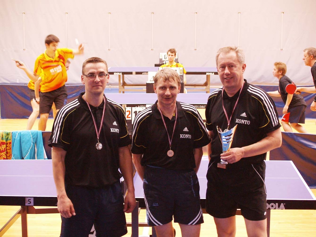 Tikko saņēmuši sudraba medaļas – komandas “Konto Gulbene” dalībnieki Andris Neilands (no kreisās), Aigars Žvīgurs un Agris Koris. 						
Autors: no personiskā arhīva