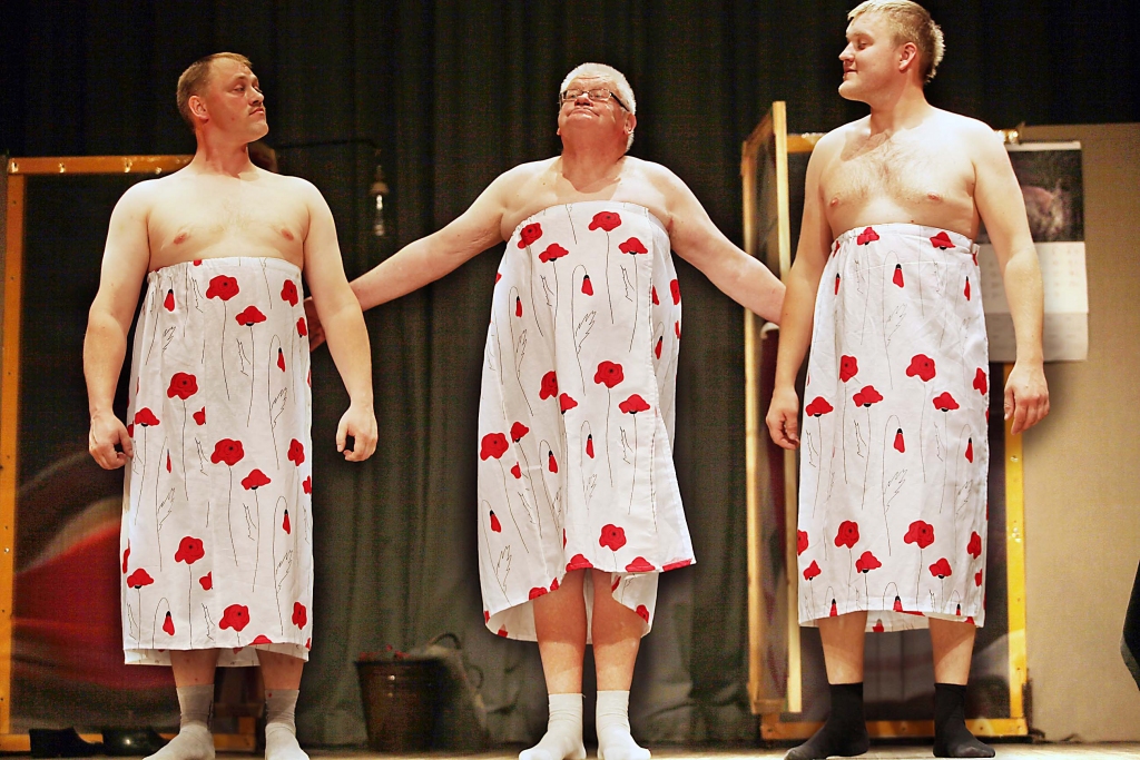 Rankas amatierteātris “Rameka” (režisore Zinaida Bērza) ar Vigitas Pumpures lugu “Kaimiņu būšana” ieguva otro pakāpi. Skats no vecpuišu ballītes. Lomās (no kreisās) vecpuisis Voldemārs Sirsniņš – Kaspars Loginovs, skursteņslauķis Maigonis Maigo – Jānis Daudziņš, titula  “Zelta aktieris” ieguvējs un Austris Kaķītis – Agris Bite. 
Autors: Gatis Bogdanovs