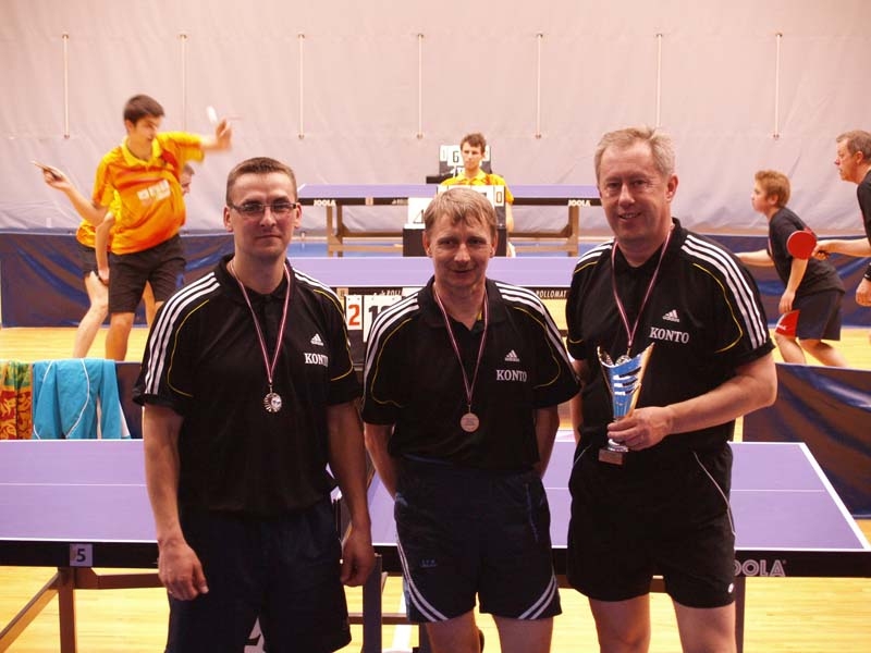 Tikko saņēmuši sudraba medaļas – komandas “Konto Gulbene” dalībnieki Andris Neilands (no kreisās), Aigars Žvīgurs un Agris Koris. 
Autors: no personiskā arhīva